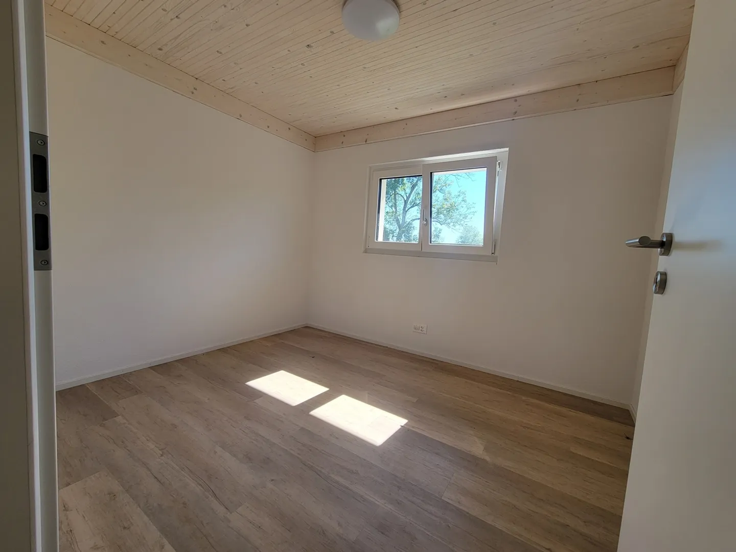 Plafonds hauts dans le salon, grenier moderne rénové en 2024 et agrandissement élégant - Photo 6 sur 12