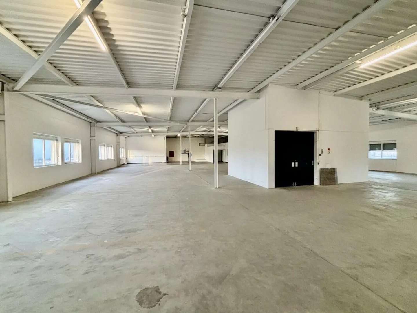 Vaud storage/deposits/625 m2 premises for rent with loading dock and parking spaces; Price drop - Photo 5 of 11