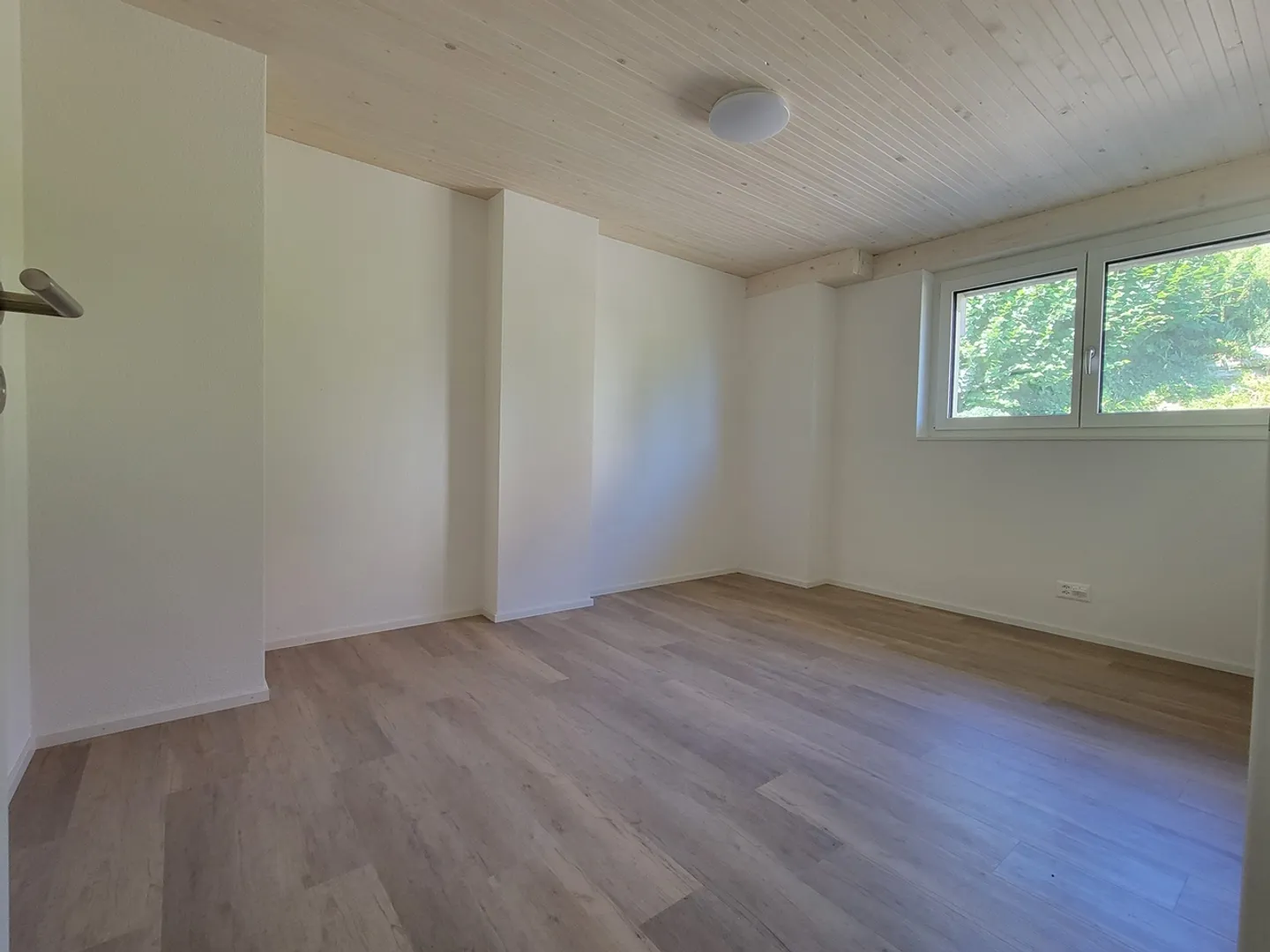 Plafonds hauts dans le salon, grenier moderne rénové en 2024 et agrandissement élégant - Photo 7 sur 12