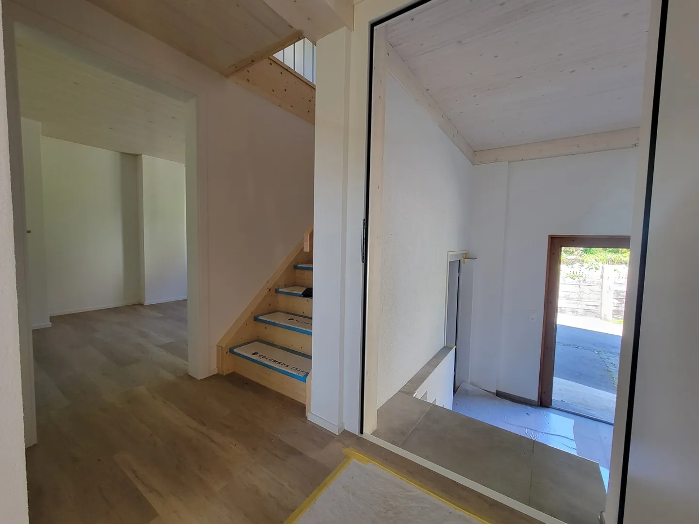 Plafonds hauts dans le salon, grenier moderne rénové en 2024 et agrandissement élégant - Photo 9 sur 12