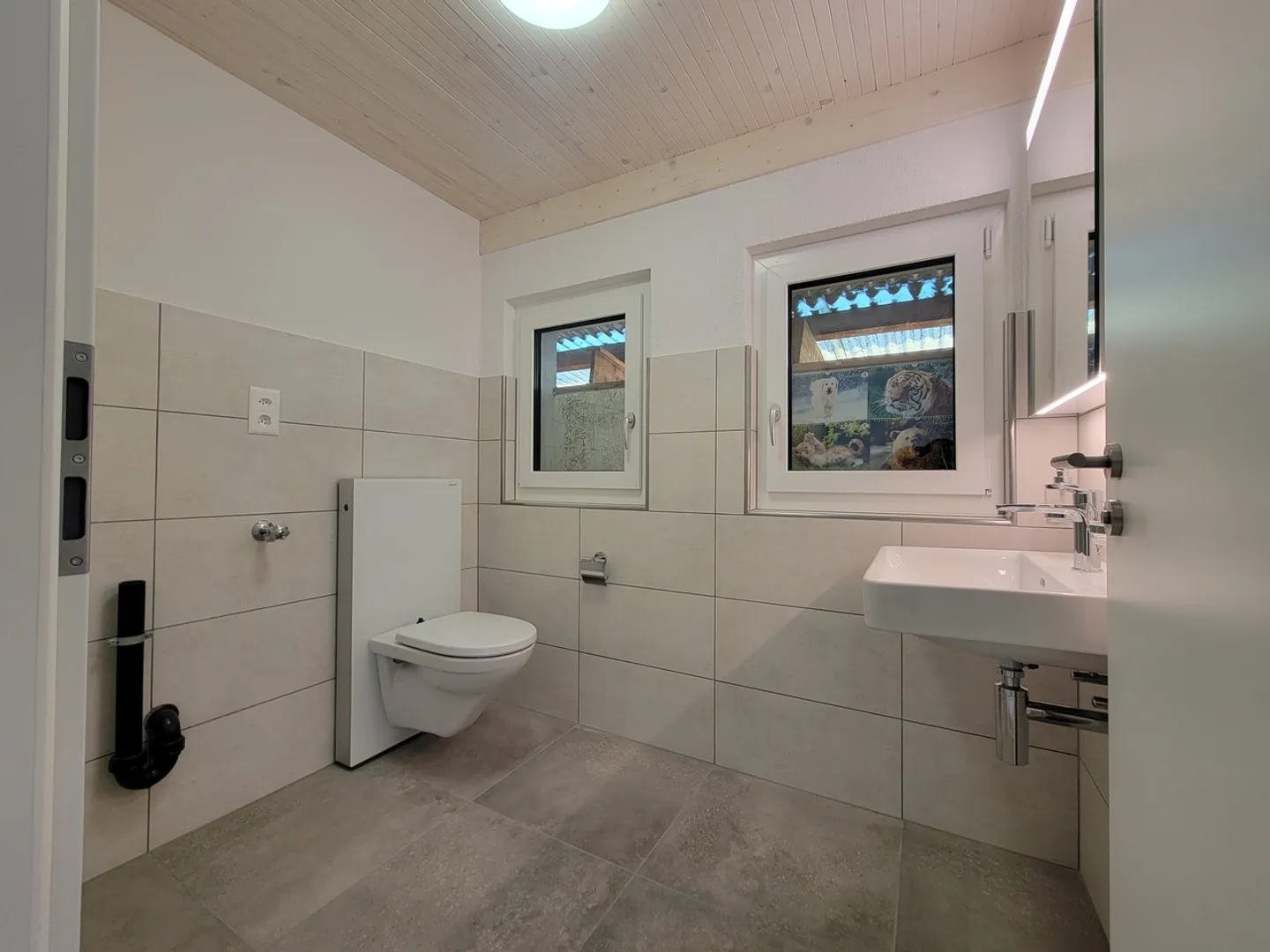 Plafonds hauts dans le salon, grenier moderne rénové en 2024 et agrandissement élégant - Photo 11 sur 12