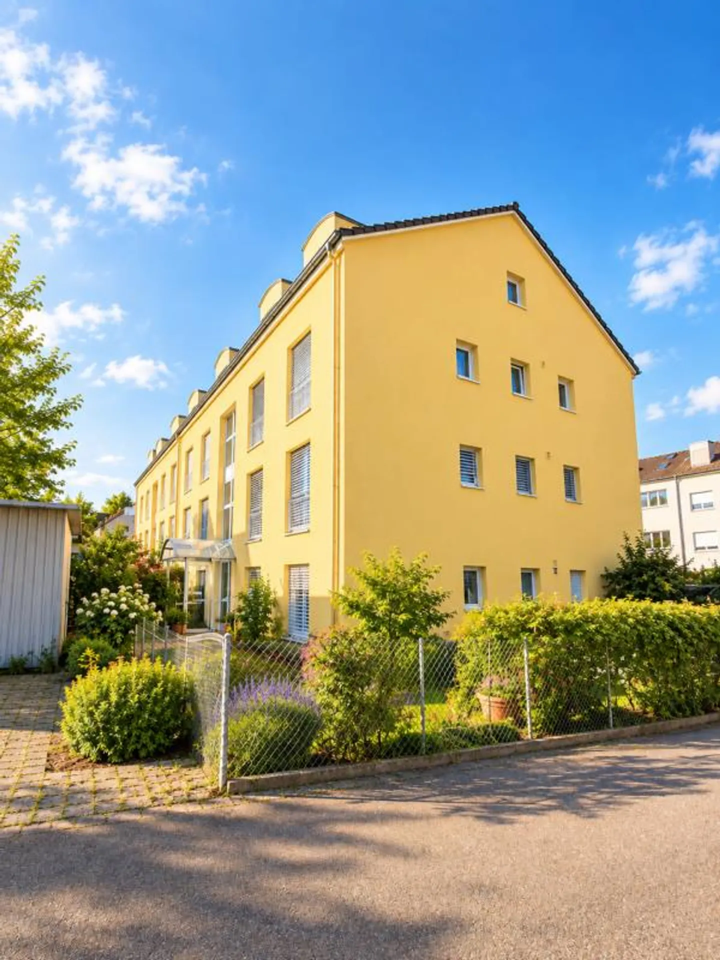 Charmante Dachwohnung mit Balkon - Foto 1 von 6