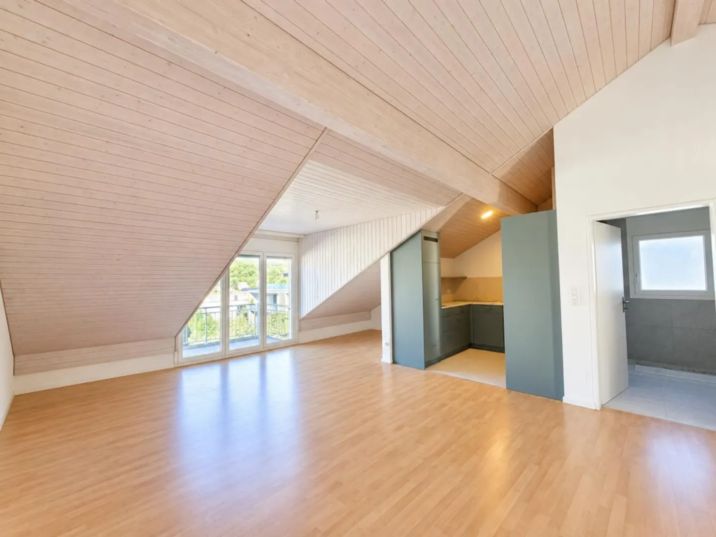 Charmante Dachwohnung mit Balkon - Foto 2 von 6