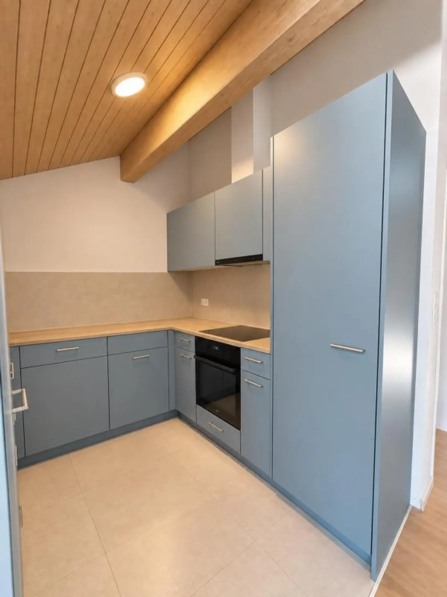 Charmante Dachwohnung mit Balkon - Foto 3 von 6