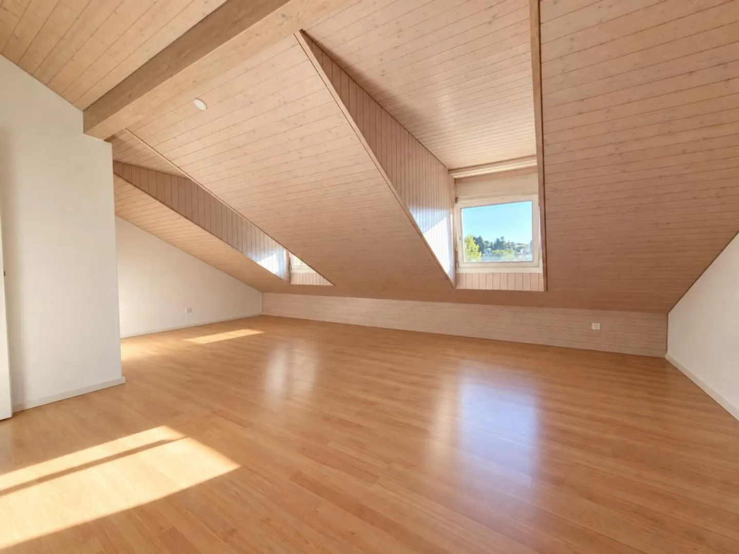 Charmante Dachwohnung mit Balkon - Foto 4 von 6