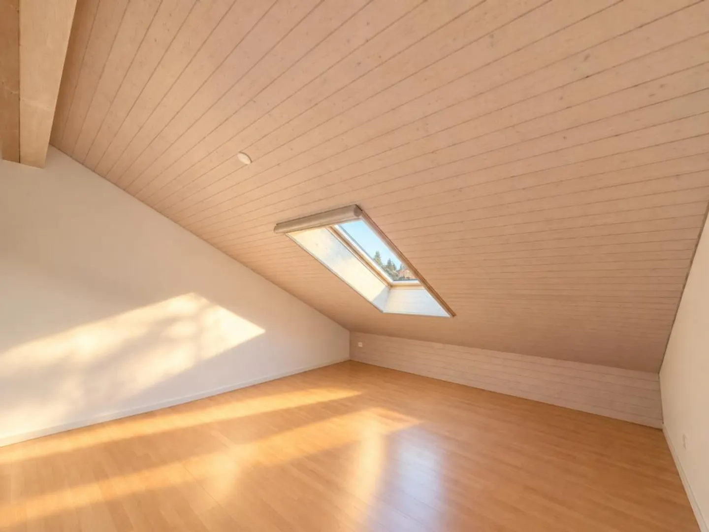 Charmante Dachwohnung mit Balkon - Foto 5 von 6