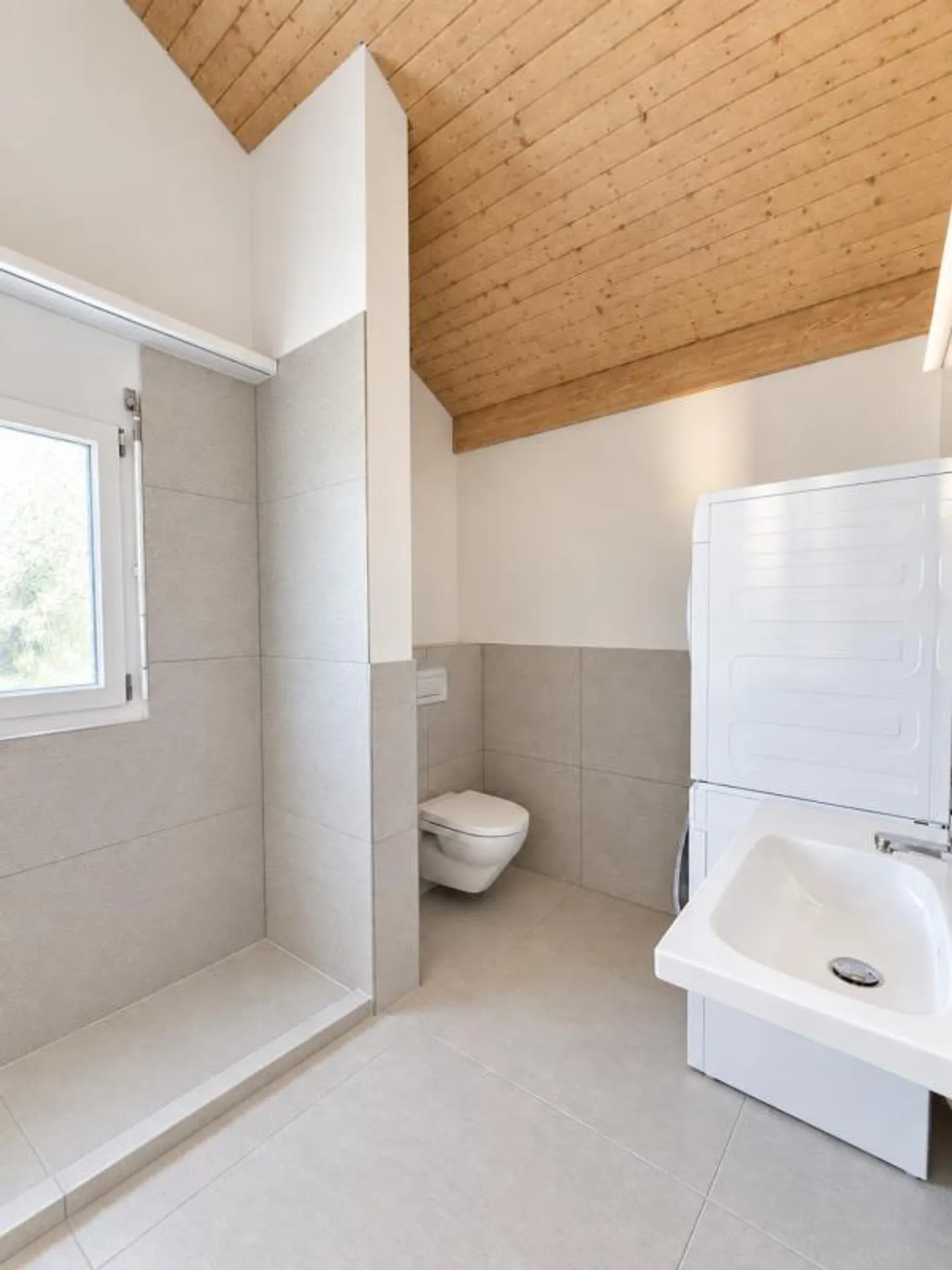 Charmante Dachwohnung mit Balkon - Foto 6 von 6