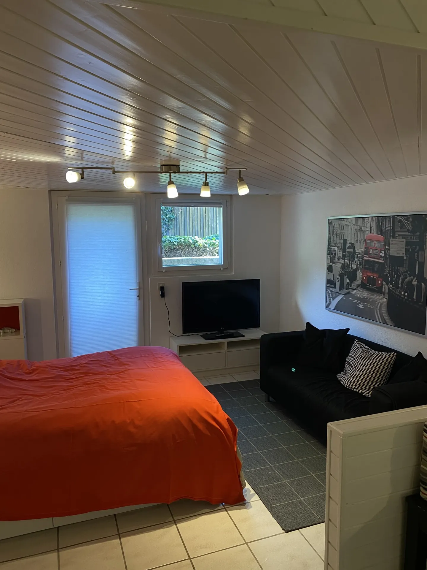 Charming Renovated Apartment - Photo 7 of 8