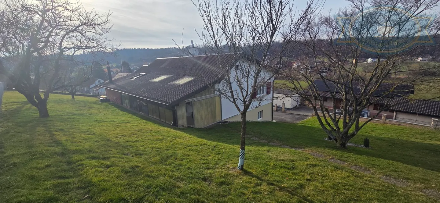 Geräumiges Haus mit freiem Blick und großem Grundstück in Coeuve - Foto 3 von 15