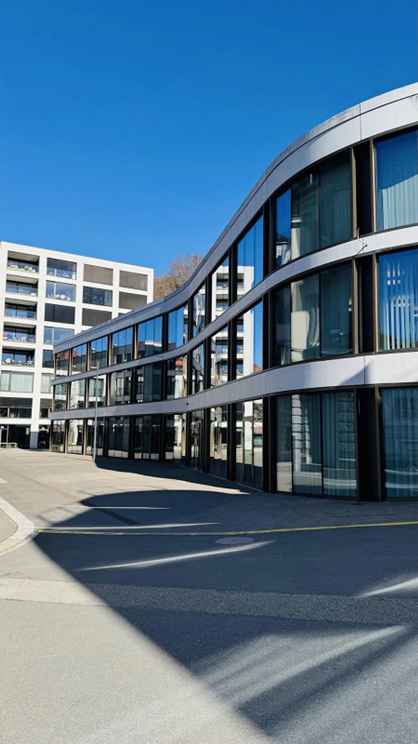 Spazio ufficio (circa 700 m²) in posizione centrale a Zug - Cercasi subentrante - Foto 1 di 7