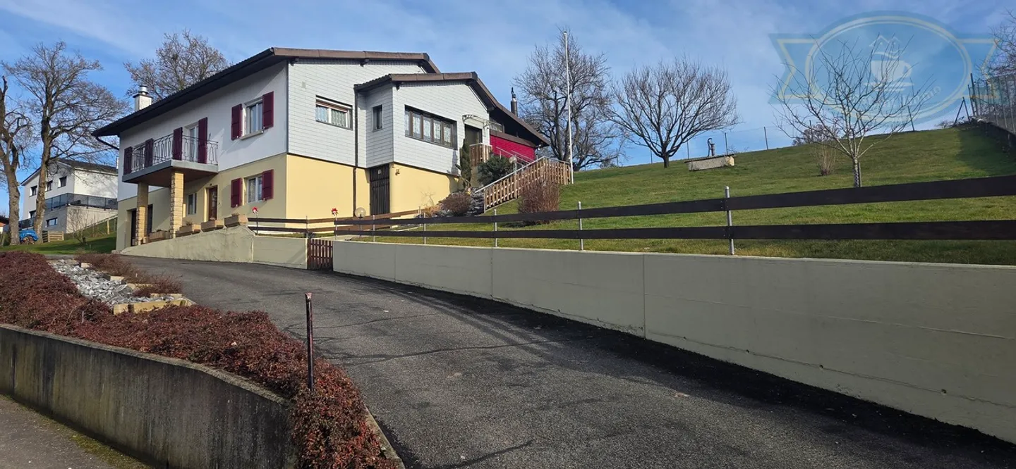 Geräumiges Haus mit freiem Blick und großem Grundstück in Coeuve - Foto 14 von 15