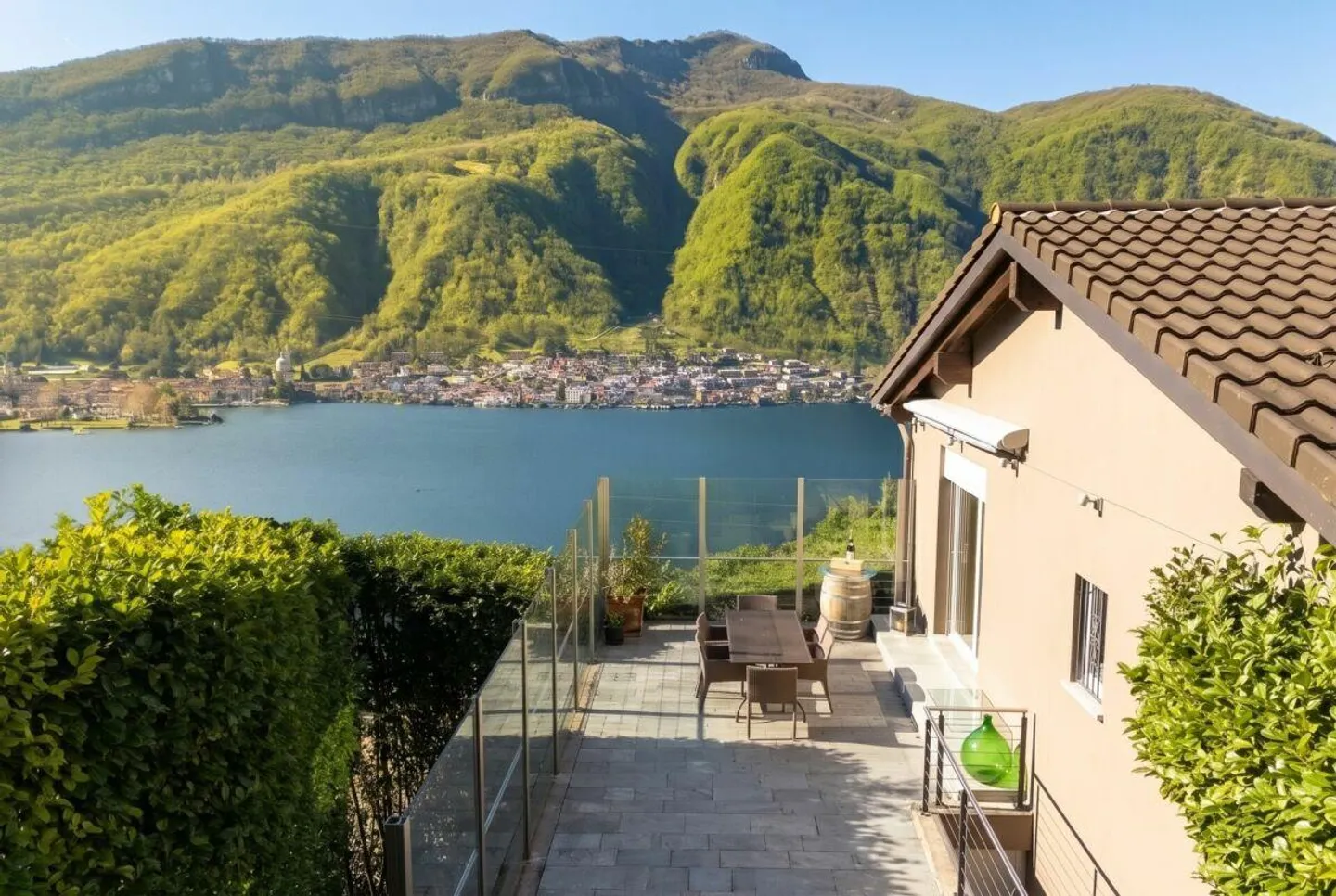 Maison exclusive immergée dans la nature avec vue sur le lac à 180° - Photo 1 sur 16