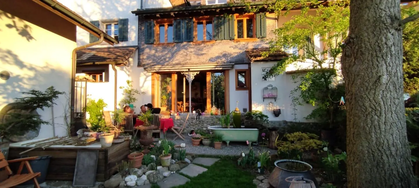 Charming 4.5-room house section with beautiful garden in a central location - Photo 1 of 10