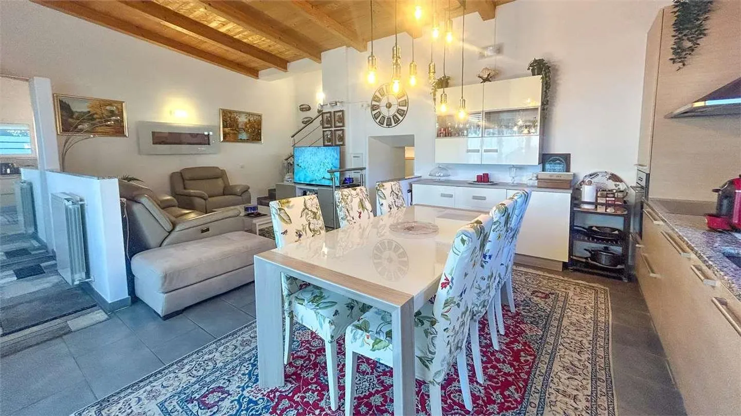 MAISONETTE 4,5 LOCALI A DUE PASSI DAL LAGO - Foto 3 di 10