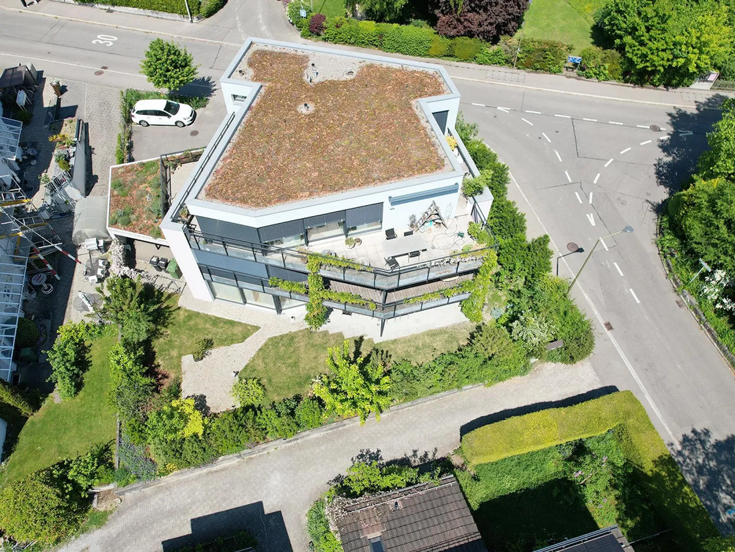 Appartement 4.5 pièces élégant et quasi neuf avec un grand jardin - Photo 2 sur 17