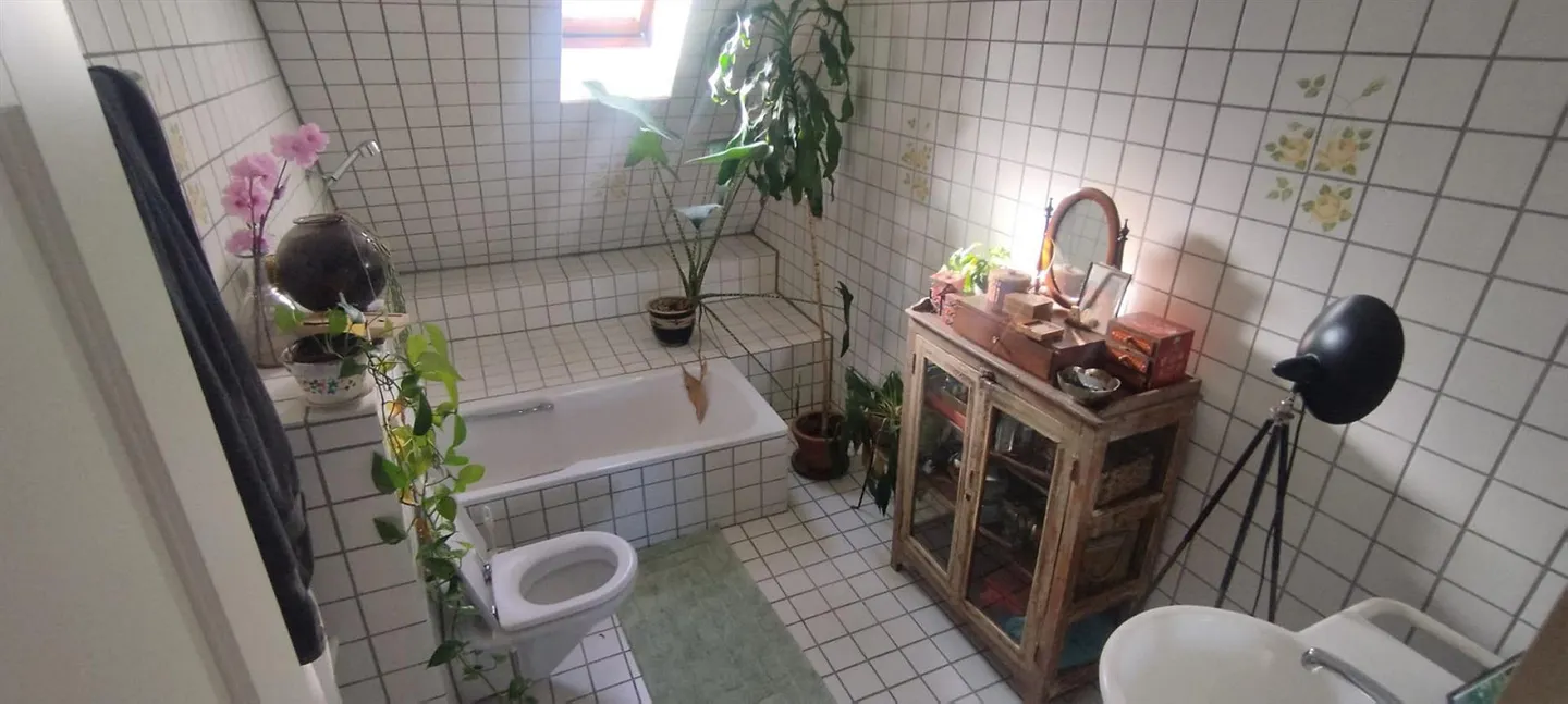 Charming 4.5-room house section with beautiful garden in a central location - Photo 5 of 10