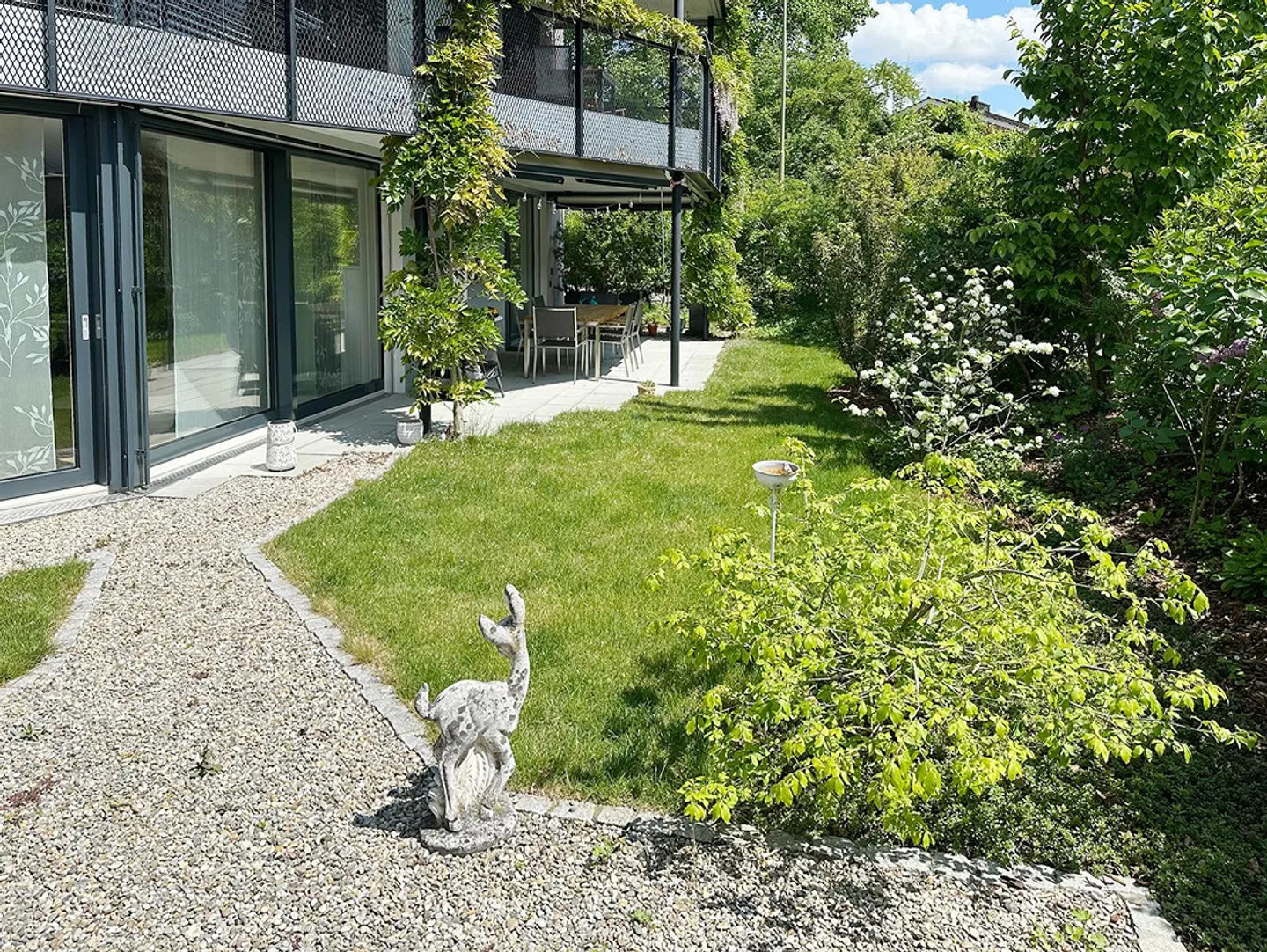 Appartement 4.5 pièces élégant et quasi neuf avec un grand jardin - Photo 4 sur 17