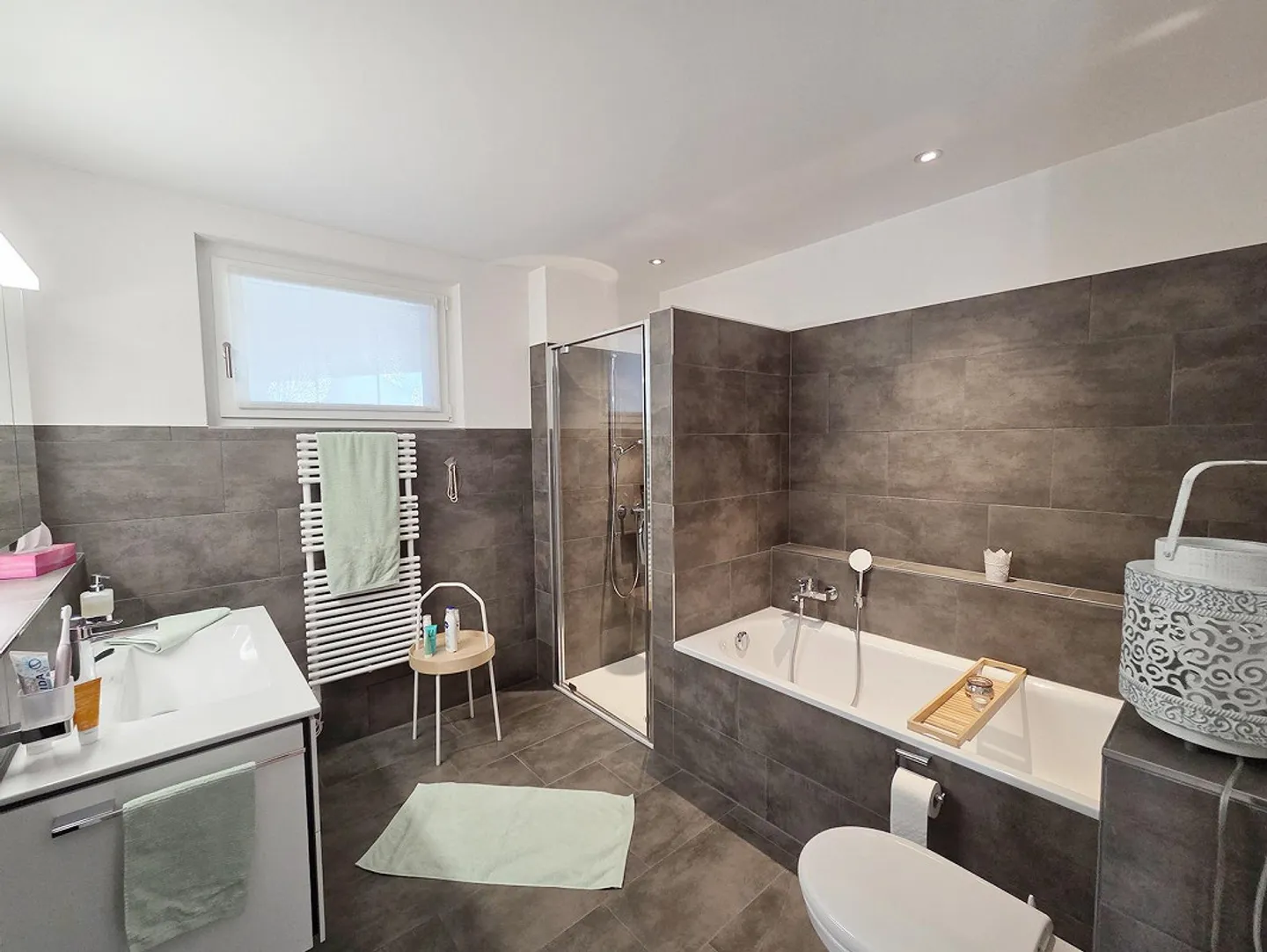 Appartement 4.5 pièces élégant et quasi neuf avec un grand jardin - Photo 12 sur 17