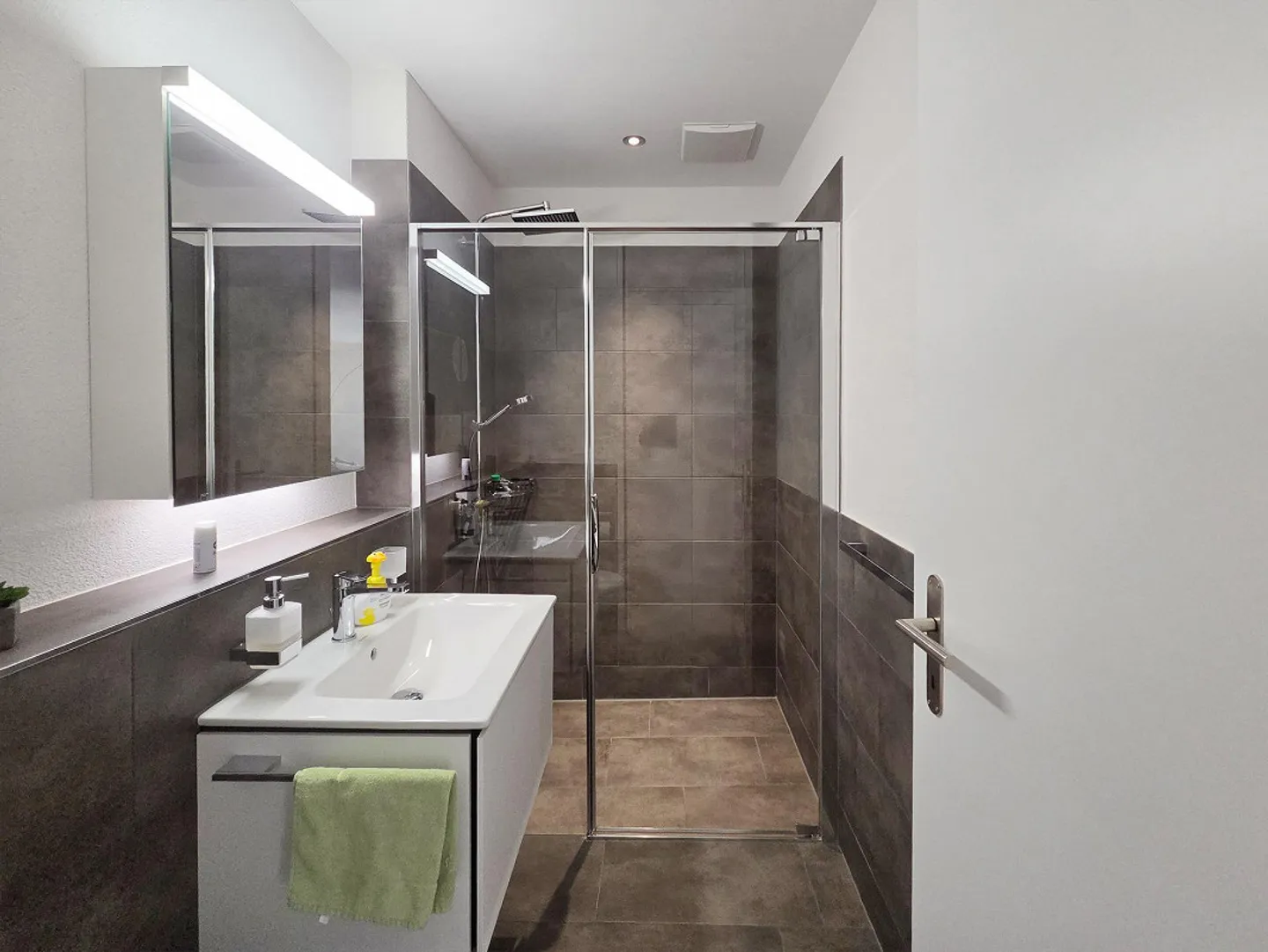 Appartement 4.5 pièces élégant et quasi neuf avec un grand jardin - Photo 13 sur 17