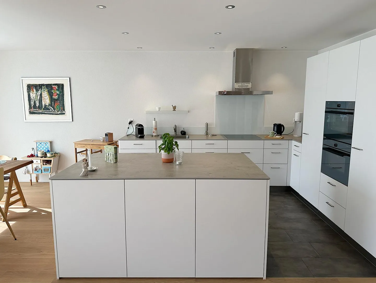 Appartement 4.5 pièces élégant et quasi neuf avec un grand jardin - Photo 7 sur 17