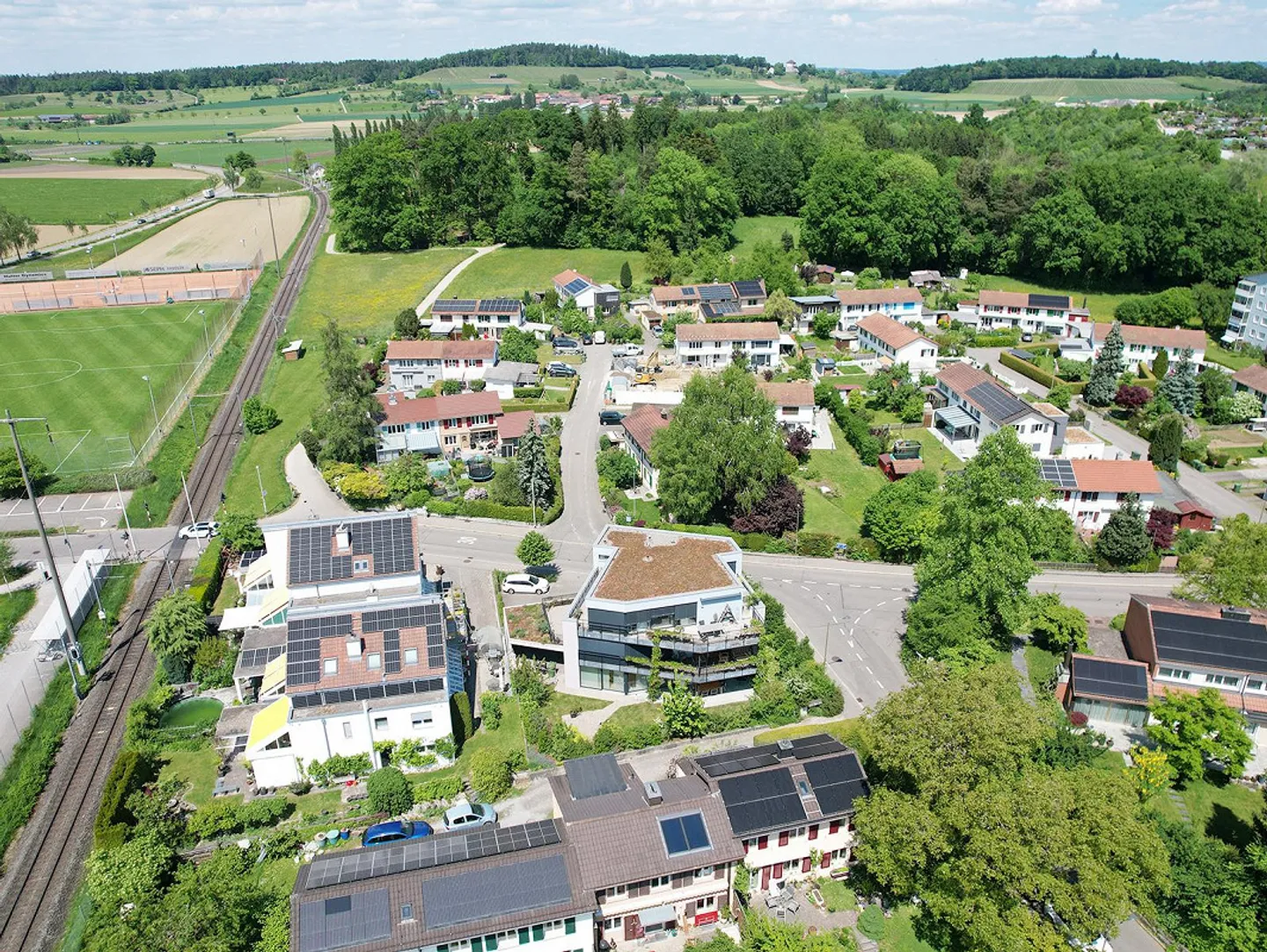 Appartement 4.5 pièces élégant et quasi neuf avec un grand jardin - Photo 16 sur 17