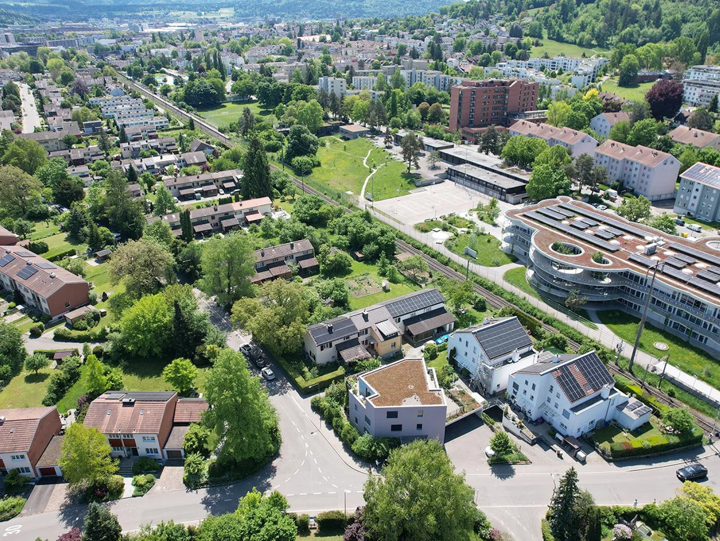 Appartement 4.5 pièces élégant et quasi neuf avec un grand jardin - Photo 17 sur 17