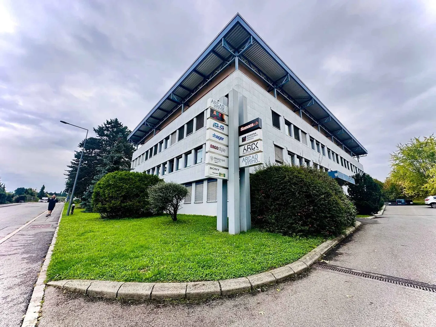 Uffici, locali di 130 m2 in affitto a Mont-sur-Lausanne - Foto 1 di 4