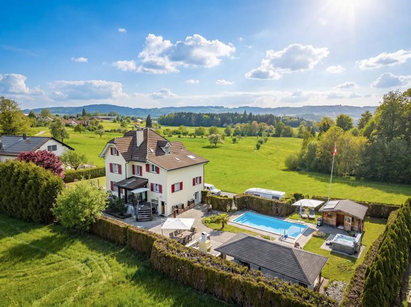 Renoviertes Einfamilienhaus mit Pool - Foto 1 von 9