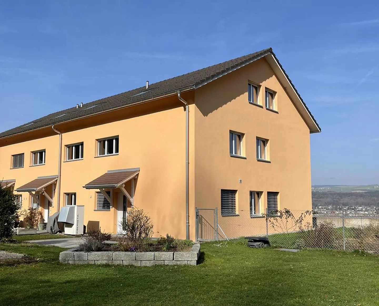 Maison d'angle spacieuse de 6,5 pièces avec belle vue - Photo 1 sur 9