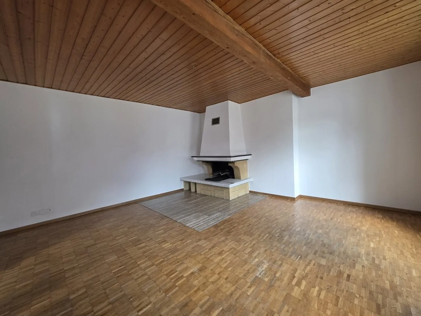 Spacieux 4,5 pièces de 92 m2 avec cheminée et cachet - Photo 1 sur 10