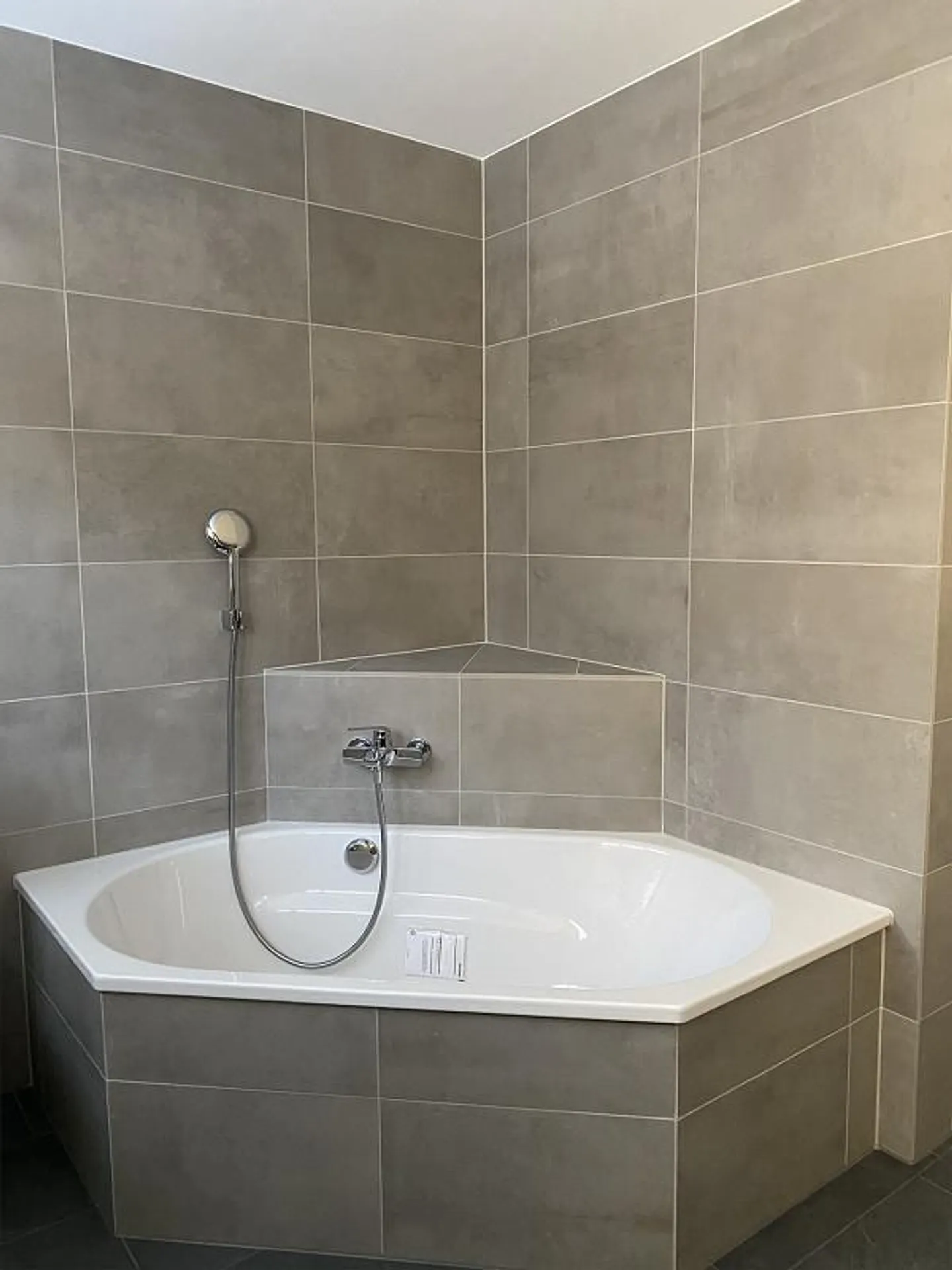 Maison d'angle spacieuse de 6,5 pièces avec belle vue - Photo 7 sur 9