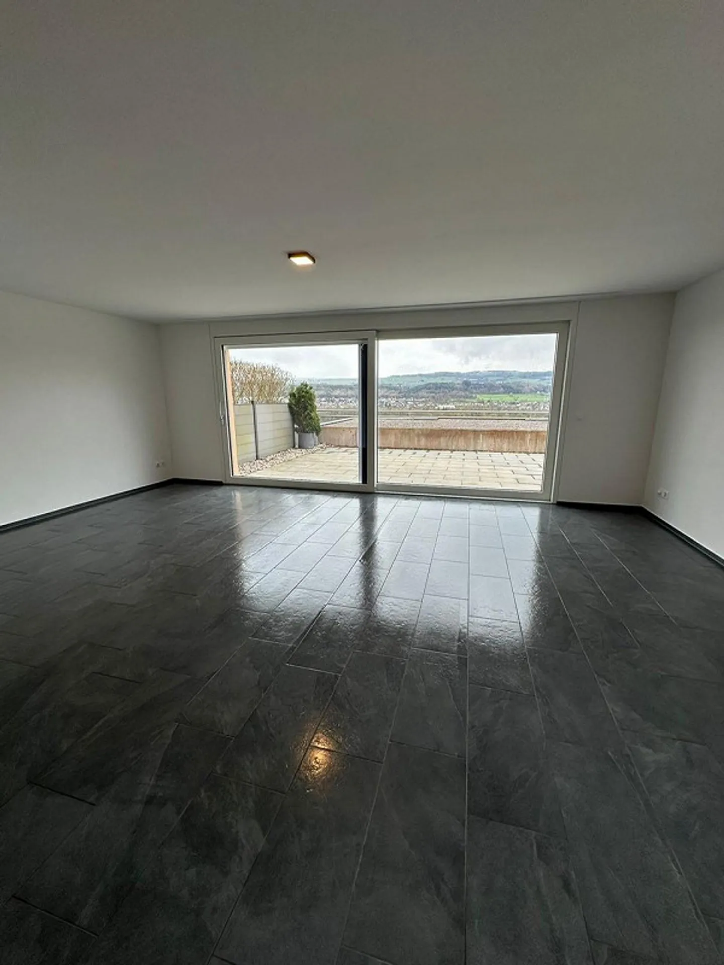 Maison d'angle spacieuse de 6,5 pièces avec belle vue - Photo 4 sur 9