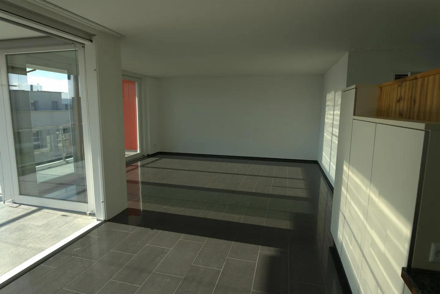 Ampio appartamento di 4,5 stanze con giardino d'inverno, giardino e stanza hobby - Foto 3 di 15