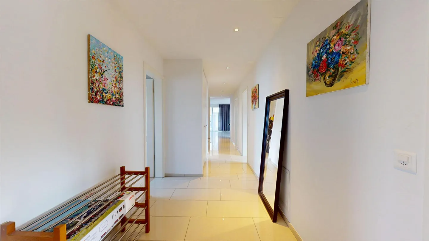 Liestal: Appartamento di 4,5 stanze con ascensore, camino e 2 posti auto in garage - Foto 9 di 12