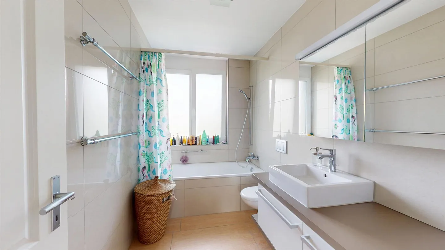 Liestal: Appartamento di 4,5 stanze con ascensore, camino e 2 posti auto in garage - Foto 10 di 12