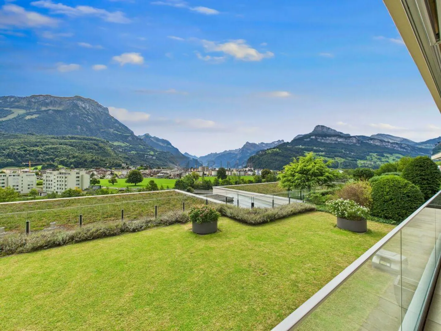 Vivere lussuoso con vista panoramica su montagne e lago e con molto ... - Foto 1 di 15