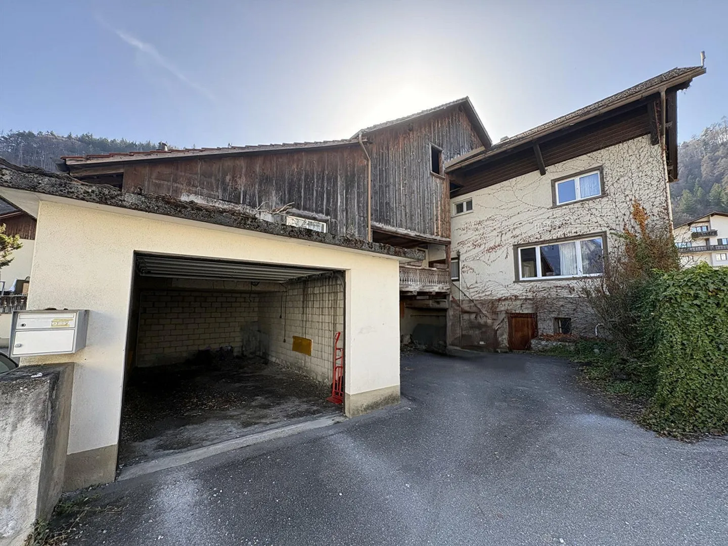 Untervaz - Single-family house with stable and garages - Photo 2 of 4