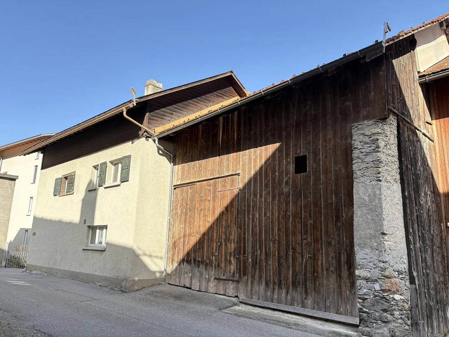 Untervaz - Single-family house with stable and garages - Photo 3 of 4