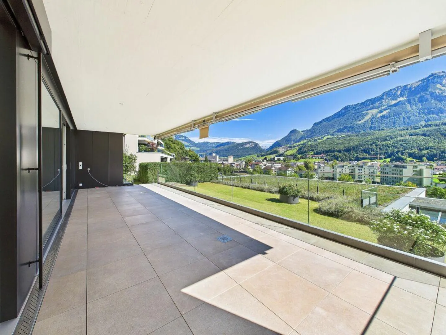 Vivere lussuoso con vista panoramica su montagne e lago e con molto ... - Foto 5 di 15