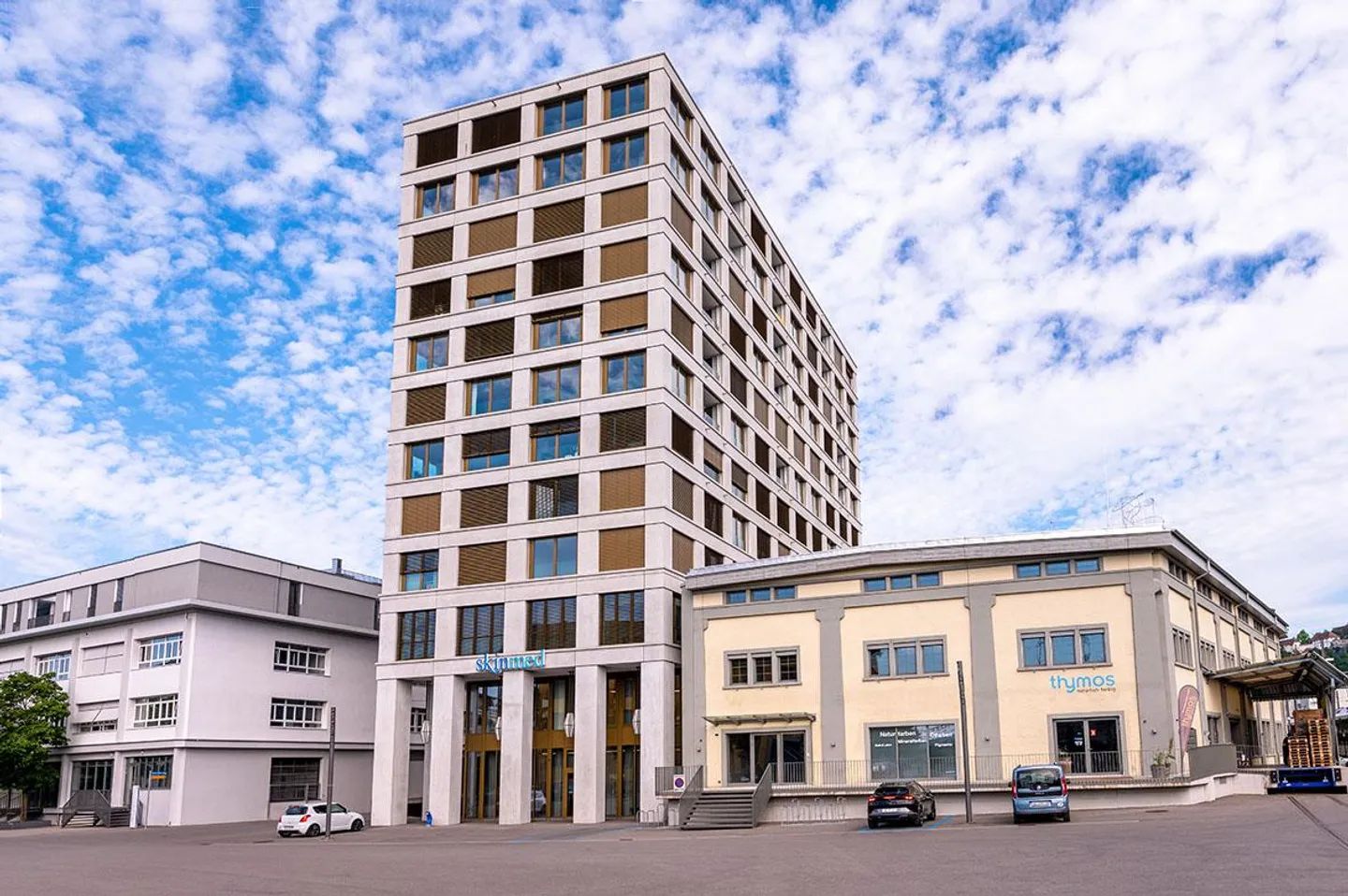 Very spacious 2.5-room apartment directly at the train station with a wide view - Photo 1 of 11