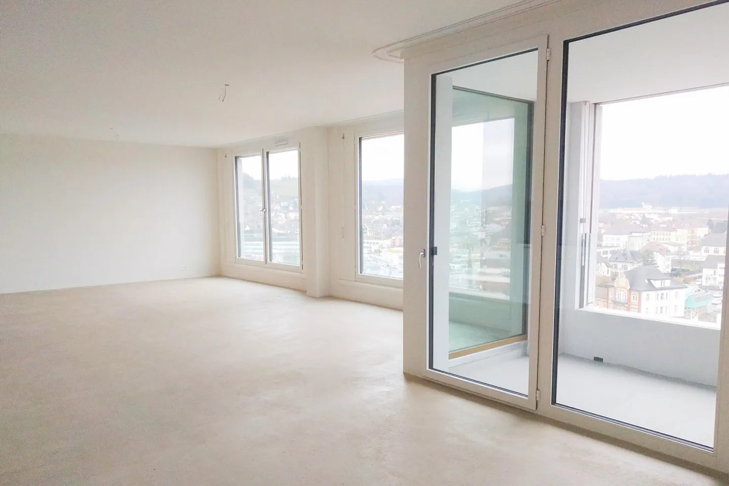 Very spacious 2.5-room apartment directly at the train station with a wide view - Photo 2 of 11