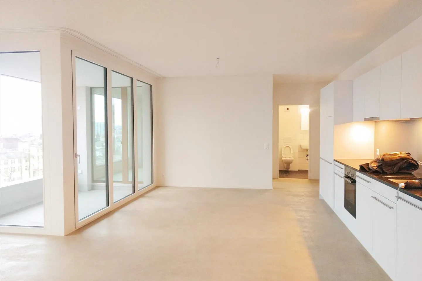 Very spacious 2.5-room apartment directly at the train station with a wide view - Photo 3 of 11