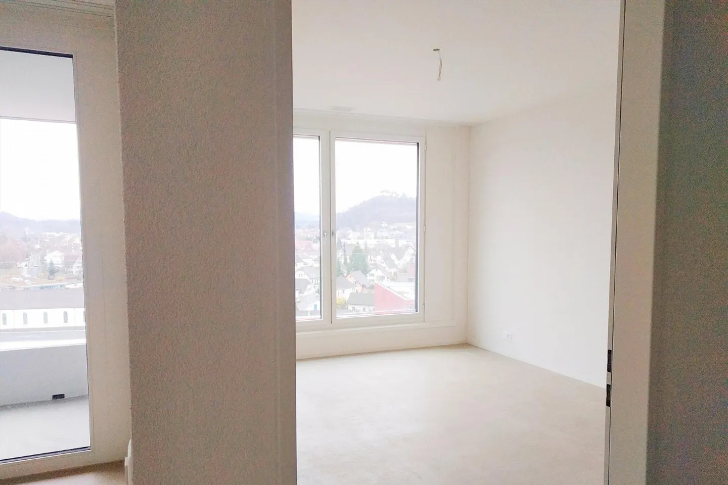 Very spacious 2.5-room apartment directly at the train station with a wide view - Photo 7 of 11