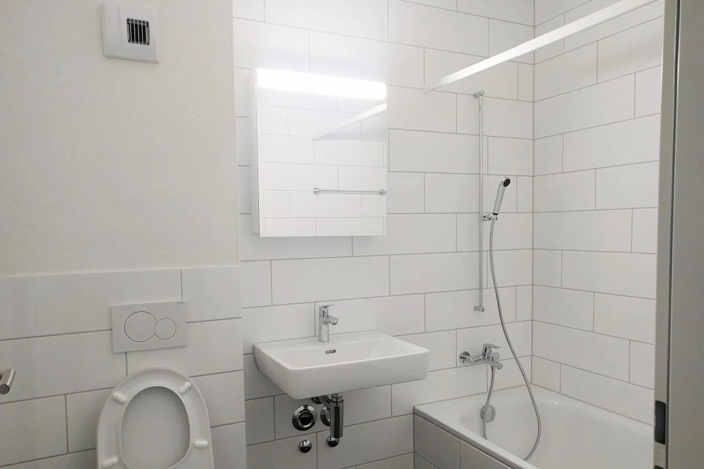 Very spacious 2.5-room apartment directly at the train station with a wide view - Photo 8 of 11