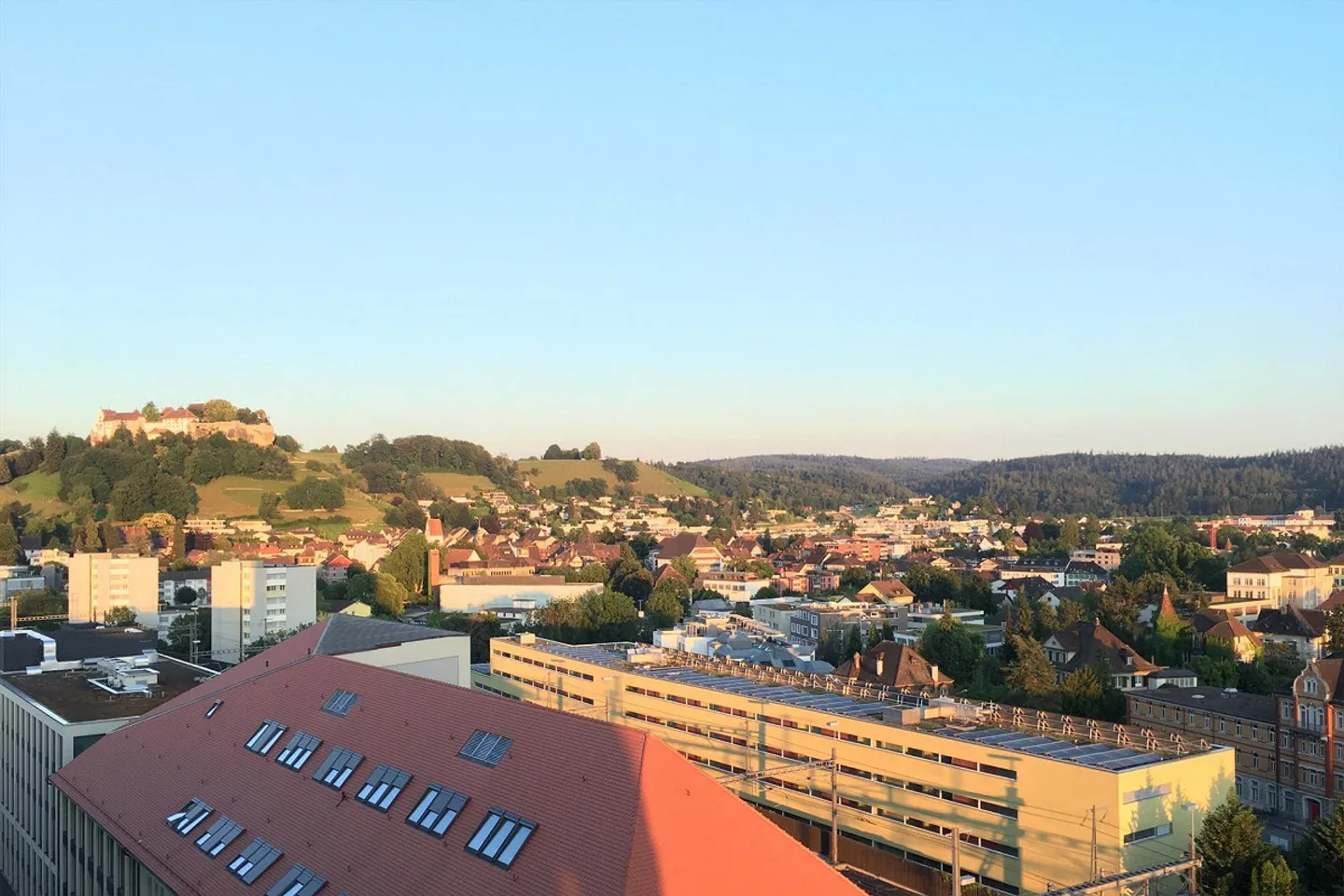 Very spacious 2.5-room apartment directly at the train station with a wide view - Photo 9 of 11