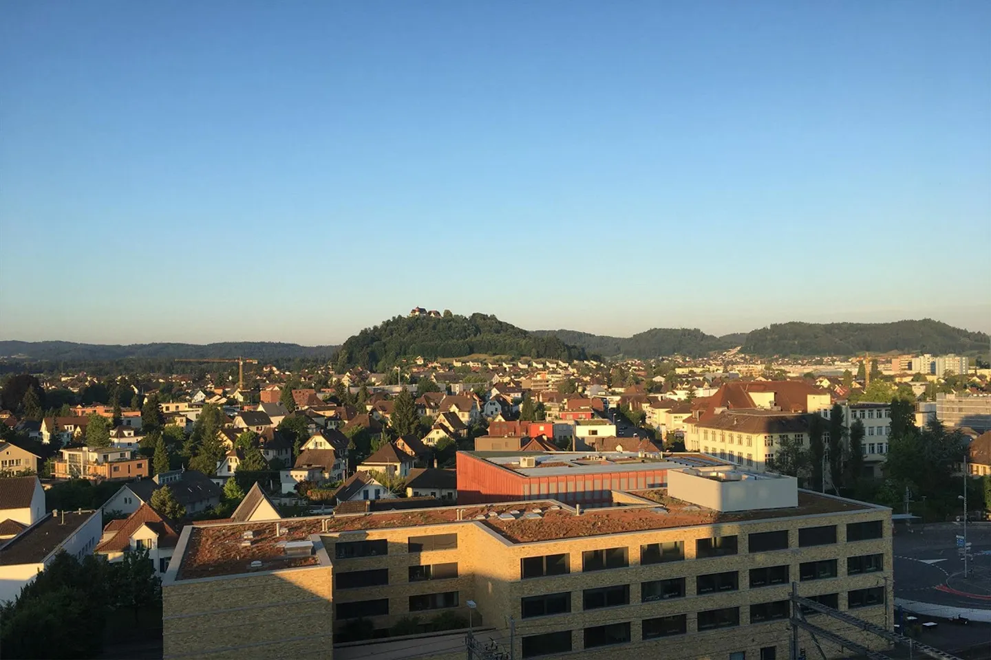 Very spacious 2.5-room apartment directly at the train station with a wide view - Photo 10 of 11