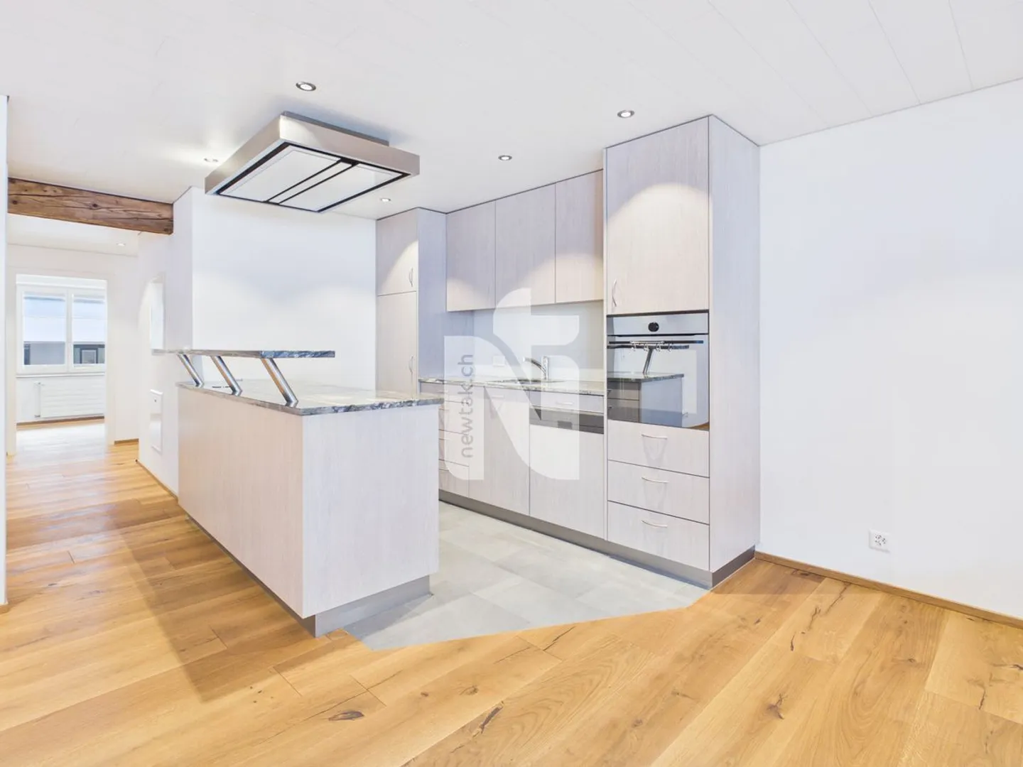 Appartamento 2.5 camere ristrutturato con amore, dal fascino rustico e balcone in posizione centrale a Liestal - Foto 2 di 12