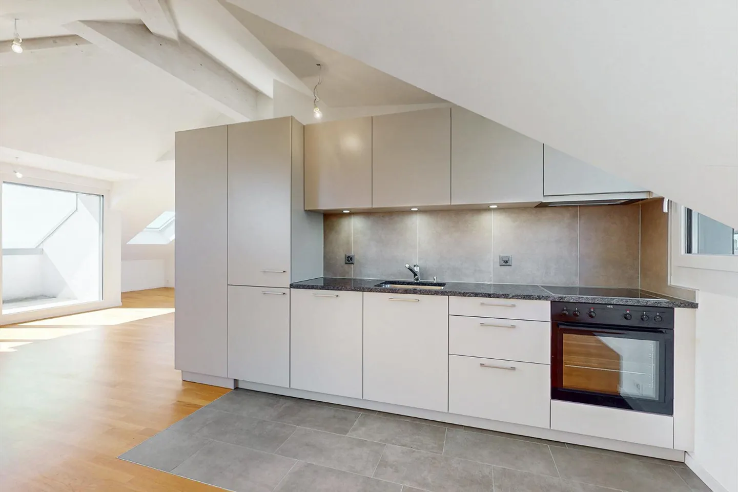 Superb attic studio - Photo 6 of 11