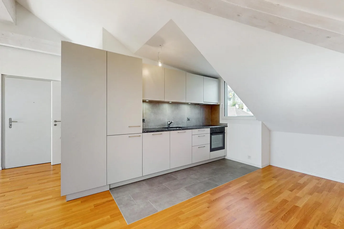 Superb attic studio - Photo 7 of 11