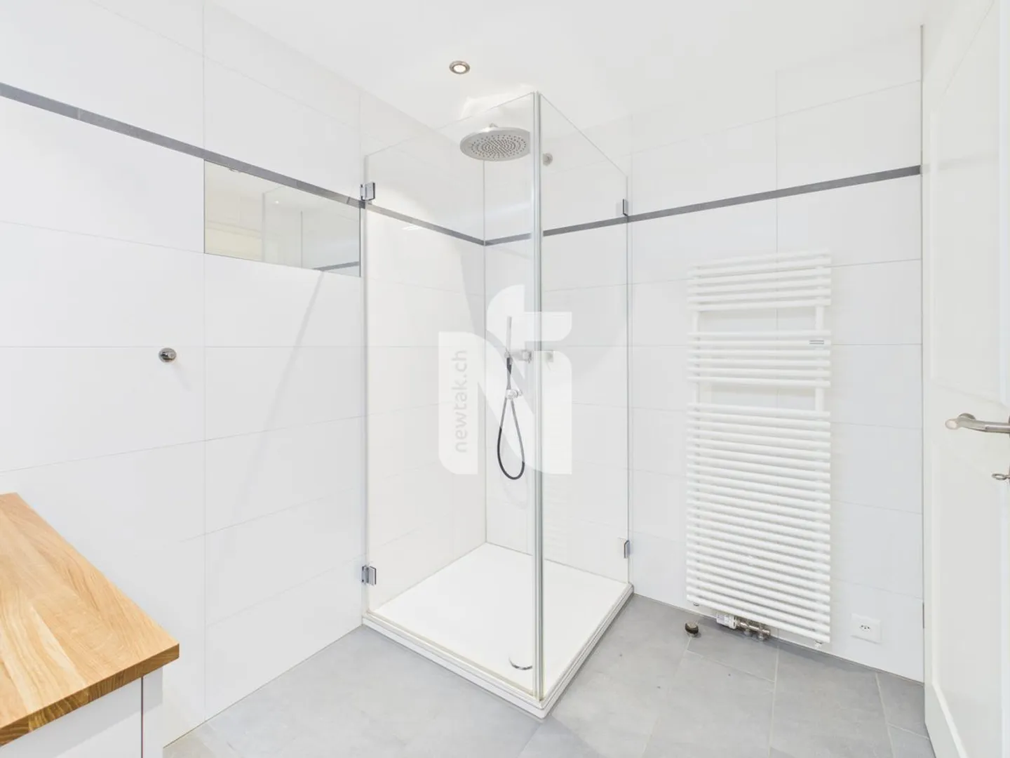 Appartamento 2.5 camere ristrutturato con amore, dal fascino rustico e balcone in posizione centrale a Liestal - Foto 9 di 12
